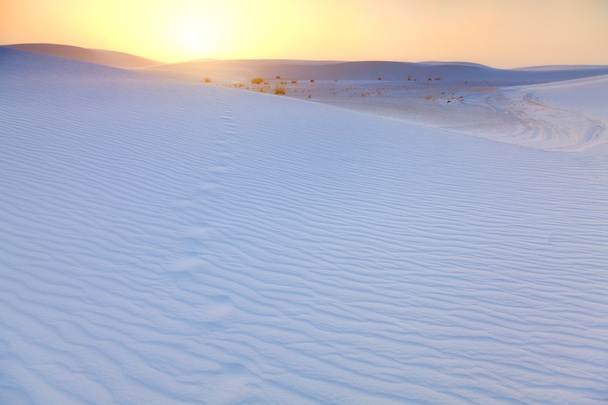 Fußabdrücke aus weißem Sand - Foto, Bild
