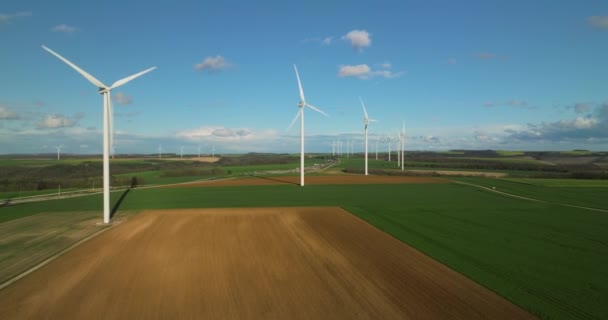 大きな風力タービンの空中撮影は、クリーンな持続可能なエネルギーを生み出します。代替エネルギーだ。風力タービンは風力エネルギーを発電する。再生可能エネルギー技術をきれいにする。風力発電所. - 映像、動画