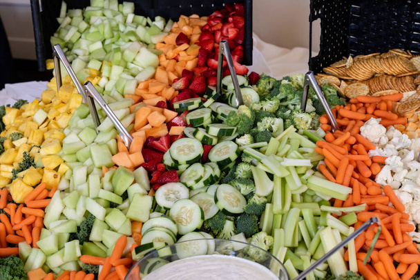 Různé zdravé sekané ovoce a zeleniny uspořádané na stole - Fotografie, Obrázek