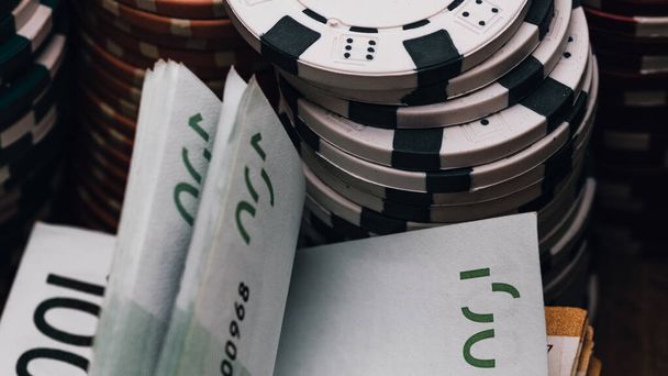 Stapel von Pokerchips für High-Stakes-Casinospiele - Foto, Bild
