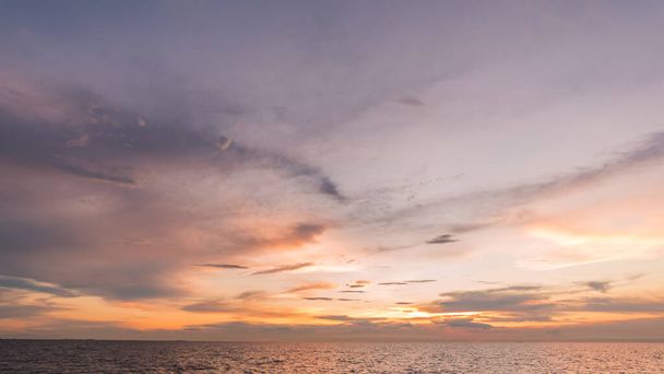 夕日のパノラマビュー黄金と青空の自然背景日没時の雲とカラフルな劇的な空空背景日没時の雲と空. - 写真・画像