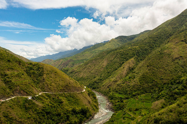 Dron aéreo de terrazas de arroz y tierras agrícolas en las montañas. Filipinas, Luzón. - Foto, Imagen