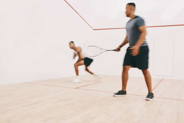 Im więcej ćwiczysz, tym lepiej się stajesz. dwóch młodych mężczyzn gra w squasha - Zdjęcie, obraz
