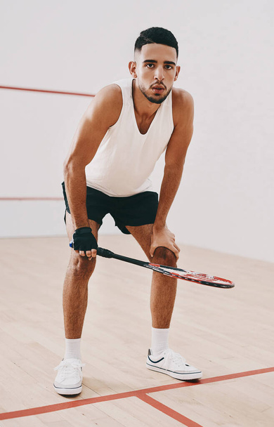 Quem disse que o squash era fácil nunca jogou. um jovem jogando um jogo de squash - Foto, Imagem