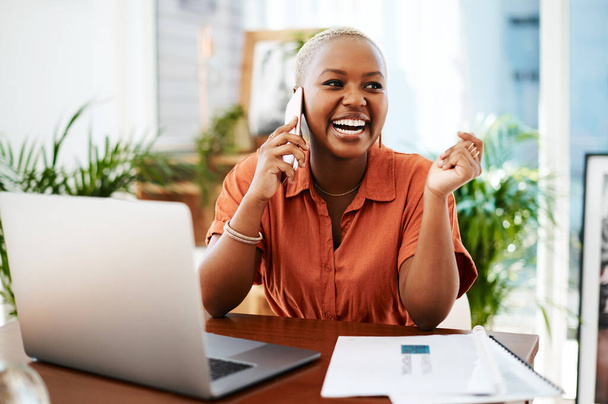 Tu éxito y felicidad están en ti. una joven empresaria hablando por celular en una oficina - Foto, Imagen