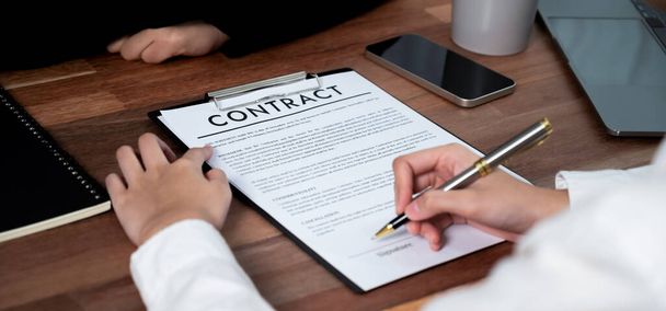 Крупним планом підписання контрактного документа ручкою, герметизація ділової угоди з підписом. Бізнесмени завершують ділову угоду, записуючи підпис на контрактній папері. Ентузіазм
 - Фото, зображення