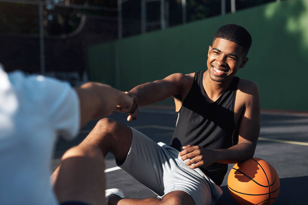 Ty vole, ty jsi blázen. sportovní mladý muž dává svému spoluhráči pěstí narážku na basketbalové hřiště - Fotografie, Obrázek