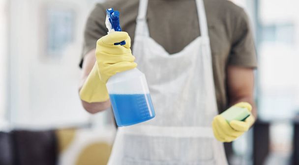 Evde mikropsuz bölge tutmak. Evini temizlemek için lastik eldiven ve dezenfektan kullanan tanınmayan bir adam. - Fotoğraf, Görsel