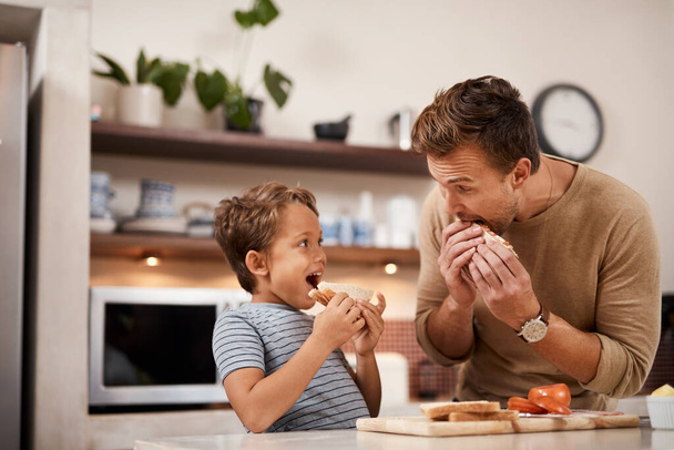 Niemand macht ein besseres Sandwich als Papa. ein Mann und seine mit einem Sandwich zu Hause - Foto, Bild