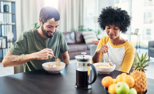 Gute Laune ist nur ein gutes Frühstück entfernt. ein junges Paar frühstückt gemeinsam zu Hause - Foto, Bild