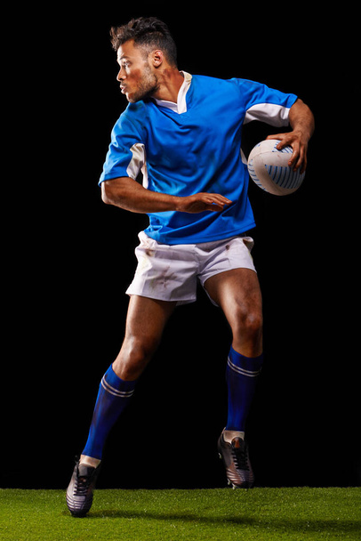 Rugby, noc i człowiek sportowe sportowiec działa w ciemnym tle studio podczas treningu, wellness i fitness. Ćwiczenia, trening i kariera zawodowa sportowca męskiego lub zawodnika na trawie. - Zdjęcie, obraz