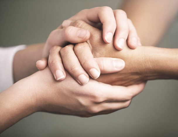 Empathie, steun en liefde met mensen die elkaars hand vasthouden in comfort, zorg of elkaar troosten. Vertrouwen, hulp of genezing met vrienden die samen bidden tijdens depressie, angst of de pijn van verlies. - Foto, afbeelding