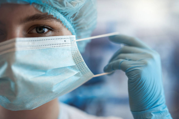 Молодые хирурги-женщины, стоящие в положении, смотрят в камеру в операционной. Здравоохранение и медицина. - Фото, изображение