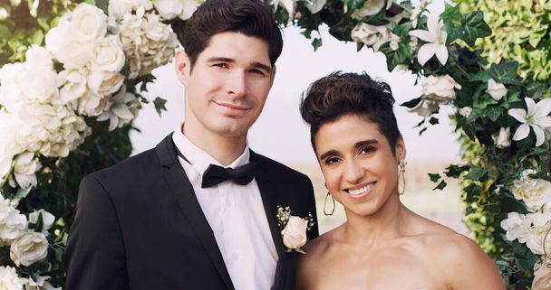 私たちはちょうど次のレベルへの愛を取りました。彼らの結婚式の日に一緒に立っている間、愛情に満ちた若い新婚夫婦の笑顔のトリミングされた肖像画 - 写真・画像