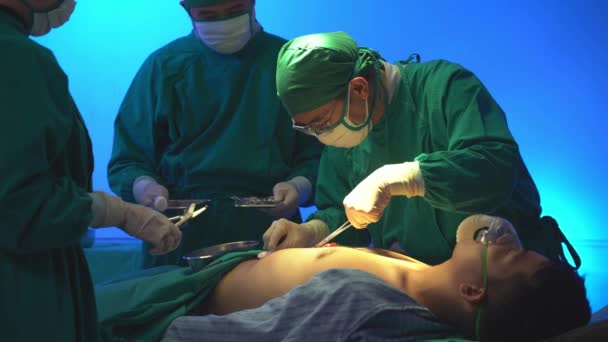 Профессиональные хирурги и ассистент оперируют пациента с грудной клеткой человека в операционной в больнице. Концепт врач и медсестра работают в рискованной реанимации. - Кадры, видео