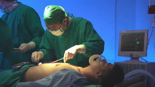 Ammatilliset kirurgit ja assistentti toimivat kirurgian tapauksessa ihmisen rintakehän leikkaussalissa sairaalassa. Konsepti lääkäri ja sairaanhoitaja työskentelevät riskialtista tehohoitoa. - Materiaali, video