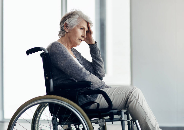 年を重ねるにつれてたくさんのものがあります。車椅子に座っている年配の女性が - 写真・画像