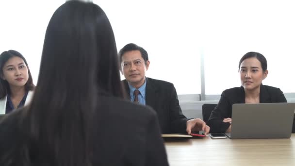 Uomo d'affari asiatico che conduce un'intervista con uno staff incredibile. colloquio con un team di professionisti del settore che lavorano insieme in perfetta sinergia per raggiungere i propri obiettivi o assumere per un nuovo lavoro. - Filmati, video
