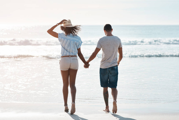 愛を探すのは君に会った時で終わりだ。ビーチを歩いている若いカップルのレビューショット - 写真・画像