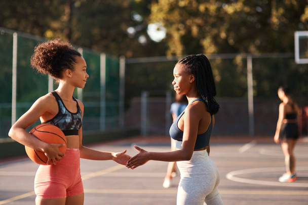 Bonne chance. Plan à faible angle d'un groupe diversifié d'amis blottis ensemble avant de jouer au basket-ball pendant la journée - Photo, image