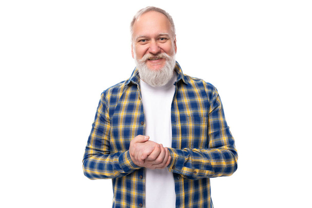 portré egy jóképű 60-as évekbeli középkorú ősz hajú férfiról, szakállas ingben, fehér háttérrel. - Fotó, kép