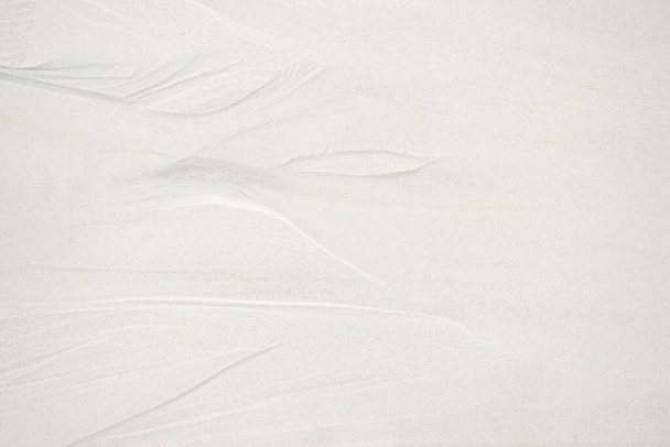 テクスチャ砂の背景、海岸でのパターン穀物のビーチの海、白い粒状の砂漠素晴らしい背景、宇宙自然夏の熱帯島タイ、グランドサンディ、ホリデーコンセプトの観光旅行休暇. - 写真・画像