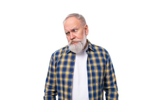 przystojny 60 lat w średnim wieku siwy emeryt z wąsami i brodą z grymasem. - Zdjęcie, obraz