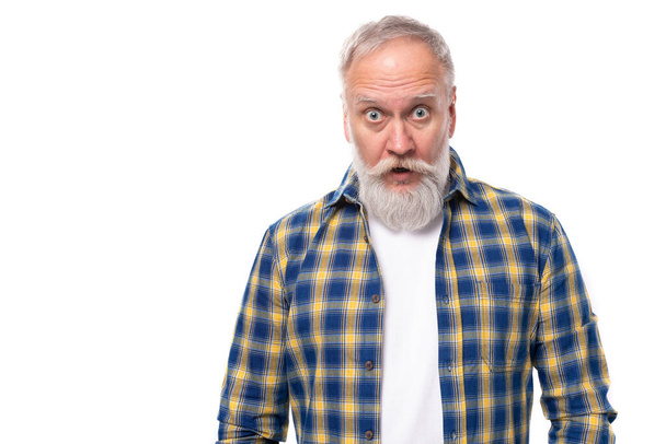 překvapený zralý šedovlasý muž s vousy v košili na bílém pozadí. - Fotografie, Obrázek