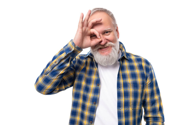 Lächelnder Mann mittleren Alters mit grauen Haaren und Bart auf weißem Hintergrund. - Foto, Bild
