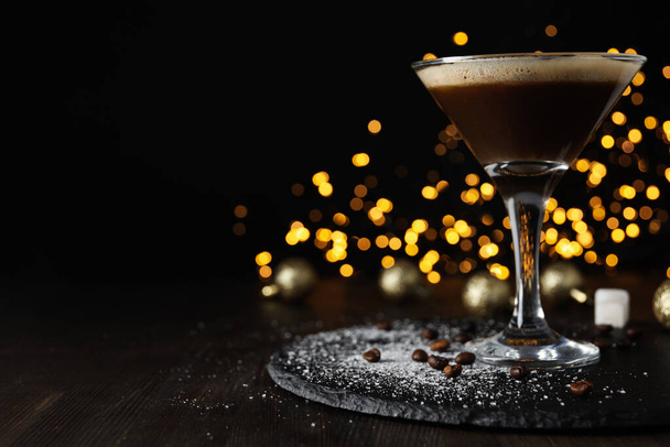 Cóctel de martini expreso, deliciosa bebida alcohólica, espacio para el texto - Foto, imagen