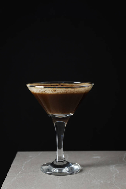 Espresso martini kokteyli, lezzetli alkol içeceği, tatlı kokteyli. - Fotoğraf, Görsel