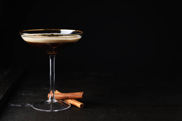 Espresso martini κοκτέιλ, νόστιμο ποτό αλκοόλ, χώρος για κείμενο - Φωτογραφία, εικόνα