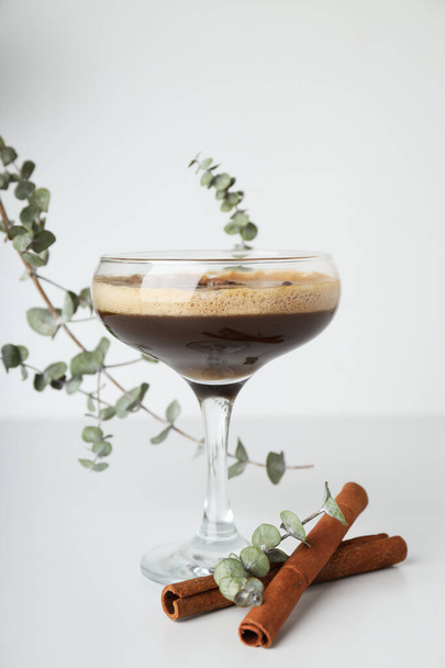 Коктейль эспрессо с мартини, вкусный алкогольный напиток, десертный коктейль - Фото, изображение