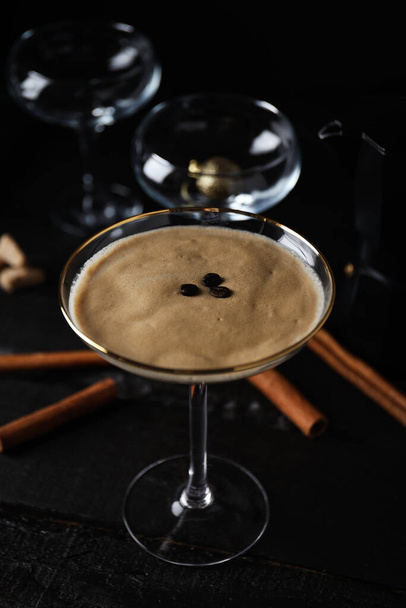Espresso martini koktejl, lahodný alkoholický nápoj, zákusek - Fotografie, Obrázek