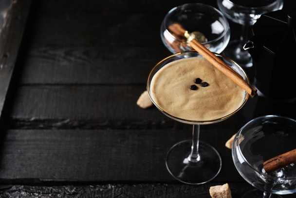 Koktajl espresso martini, pyszny napój alkoholowy, miejsce na tekst - Zdjęcie, obraz