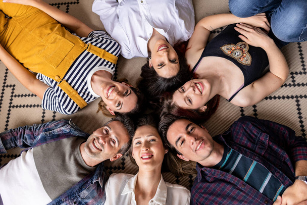 groep vrienden selfie, liggend op hun rug - Foto, afbeelding