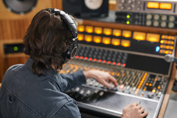 Nagy szög a zenei producer működő audio munkaállomás professzionális stúdió, másolás hely - Fotó, kép