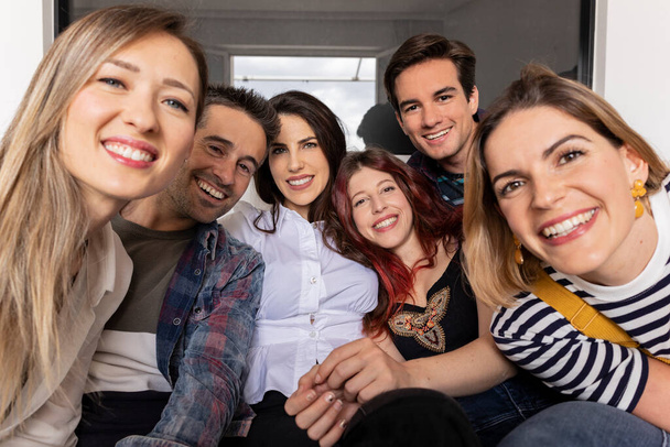 gruppo di giovani amici caucasici e ispanici millenari, facendo selfie a casa - Foto, immagini