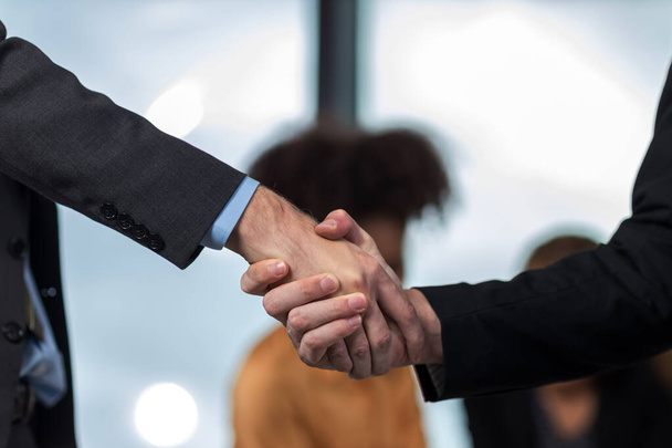 Business people shaking hands. Businessman shaking hands during a meeting in the office - Foto, imagen