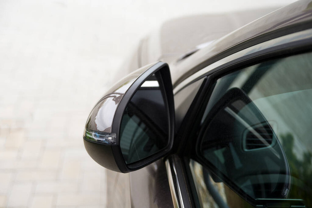 Vista lateral dobrada espelho do carro colocado no exterior - Foto, Imagem