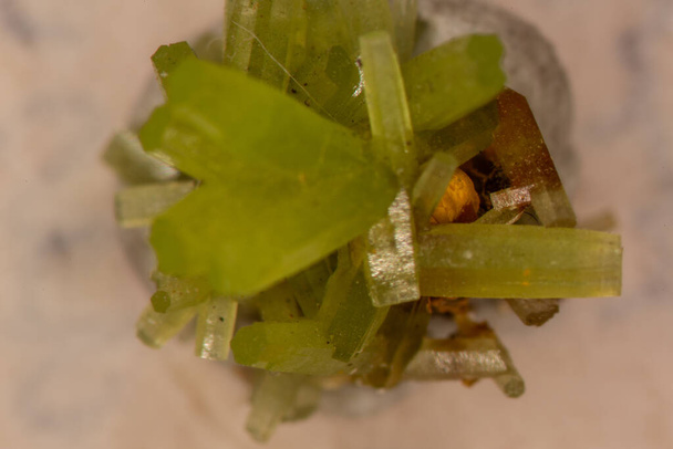 groene pyromorfietkristallen in close-up - Foto, afbeelding