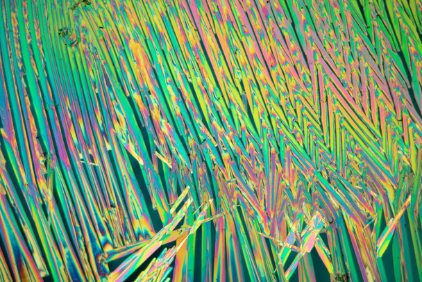 cristaux d'acide citrique en lumière polarisée au microscope - Photo, image