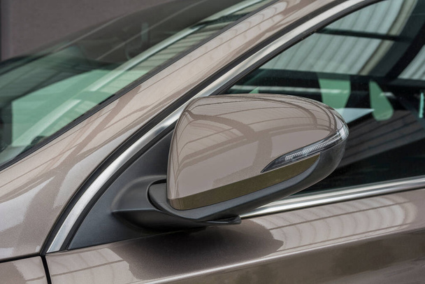 Espejo plegado del coche con vista lateral colocado en el exterior - Foto, Imagen