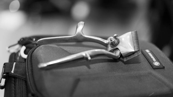 A close-up shot of a vintage hair clipper in grayscale - Foto, imagen