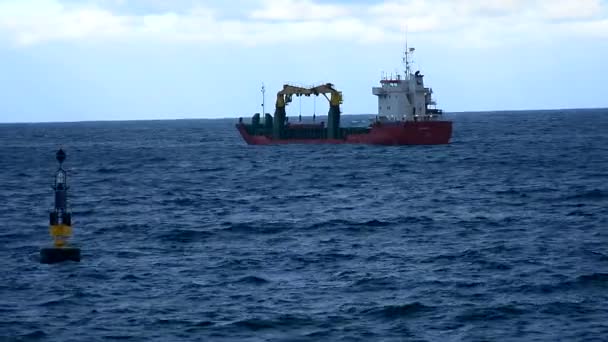 Schleppboot mitten auf dem Meer - Filmmaterial, Video