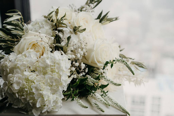 A closeup shot of the white bridal bouquet - Zdjęcie, obraz
