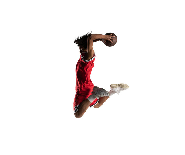 Basketbalspeler springen om een mand te maken - Foto, afbeelding