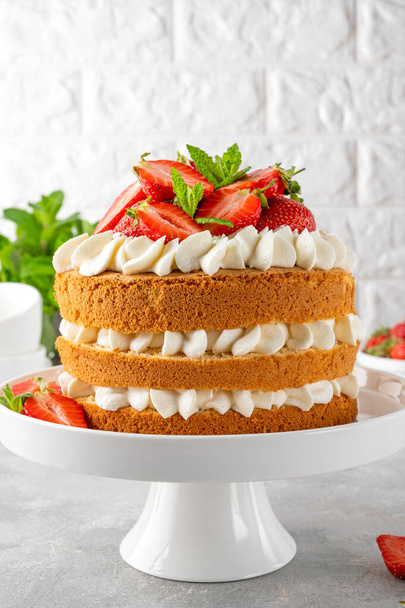 Çilekli pasta, krem peynirli vanilyalı kek ve taze çilek. Yaz pastası. Seçici odak - Fotoğraf, Görsel
