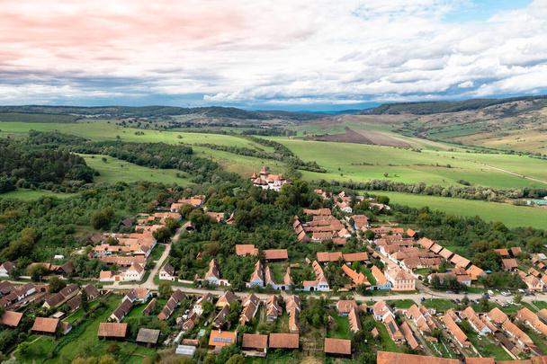 Malownicza wioska Viscri w Transylwanii, Rumunia - Zdjęcie, obraz