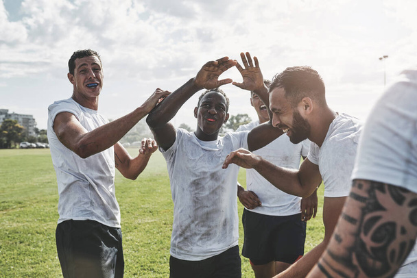 Do zobaczenia następnym razem. grupa wesołych młodych graczy rugby świętujących swoje zwycięstwo po meczu na zewnątrz w ciągu dnia - Zdjęcie, obraz
